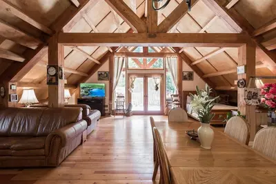 Image de Stunning cabin, rustic decorations, great view of Mts. , expansive patio