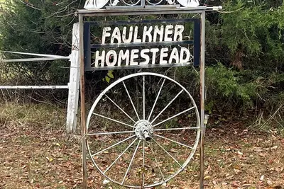 Image de The Faulkner Homestead, old farm house, surrounded by Mark Twain National forest