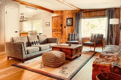 Image de ❤️ of Dwntn 3bd/2ba cozy cabin-style W/fireplace Ski/hike/climb/Hot Springs