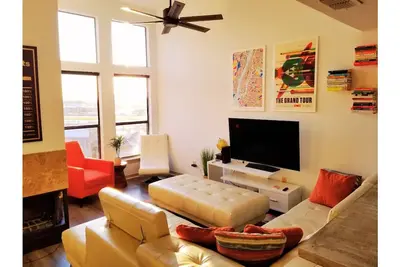 Image de Upscale luxury 2 bd 1 bth loft condo - 10 mins to Airport!