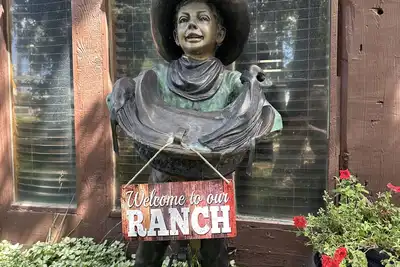 Image de Lodge on equestrian ranch. . hot tub and high speed fiber optic!