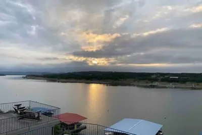 Image de Sleeps 8-10, Lake Travis waterfront, w/ boat slip, ramp, pool & hot tub