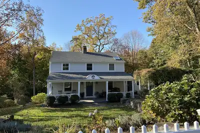 Image de Charming In-Village Modern Farmhouse