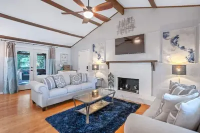 Image de Cozy home w/ Hot tub, Pool table & Screened porch