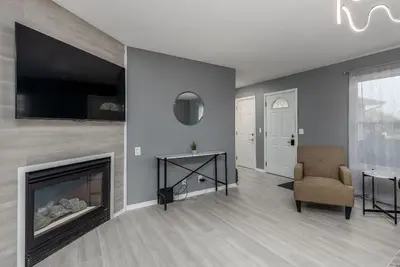 Image de Modern and Cozy Home with Fireplace