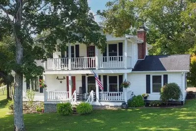 Image de Escape to the countryside with the Farmhouse at Carmels Landing!