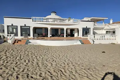 Image de Beachfront book 4 bdrm. Or add Casita for 5 bdrms\nUpdated Private & Pet Friendly