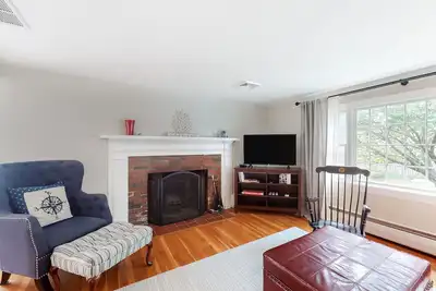 Image de Split-level home near the beach with WiFi, furnished deck & central Ac