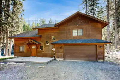 Image de Riverfront Cabin with private hot tub, sauna, loft, fireplace, and free WiFi