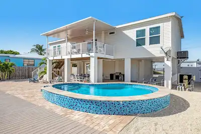 Image de Canal-front Dog-Friendly Home with private pool, WiFi, washer/dryer & central Ac
