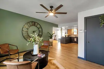 Image de King Estate with attached Mid-Century Apartment & Gym.