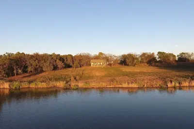 Image de 2-bedroom vacation home sitting on your own private lake for fishing/relaxing.