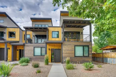 Image de Sleek & Modern Townhome, 3 Blocks to Main St!