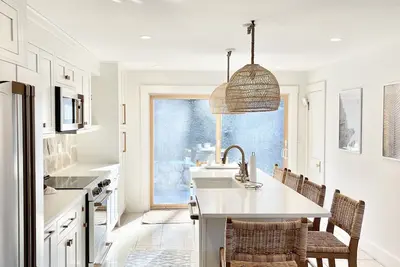 Image de Walk To Beach! Conveniently located! Booking for June & Sept 2025!
