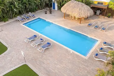ModernStudio w/ 2 Double Beds & Pool - Close2Beach