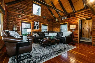 Image de Stunning Log Cabin with amazing views at Apple Canyon Lake, Perfect Location