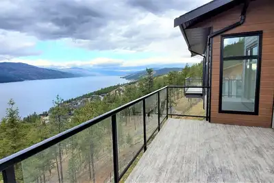 Image de 3 Month Kelowna Okanagan Lakeview Three Bedroom Townhouse for Weekly Rental