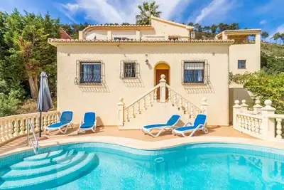 Villa 'Vista Ibiza' avec vue sur la mer, piscine privée, jardin, balcon, Wi-Fi et climatisation.