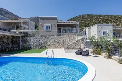 Modern family villa w/ private pool & bbq, close to Bali beach
