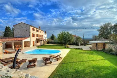Image de Propriété avec piscine, jacuzzi et sauna pour 10
