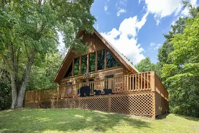 Image de Cozy Cabin - Large Yard w/ Firepit, walk to Fishing Pond, Pool, & Mini Golf