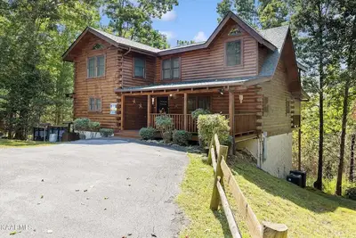 Image de Beautiful Log Cabin, Pool Table, Hot Tub - Mini Golf, Pool, Tennis & Pickleball