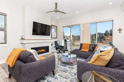 Image de Newly Built, Modern Condo w/Hot Tub& Large Balcony