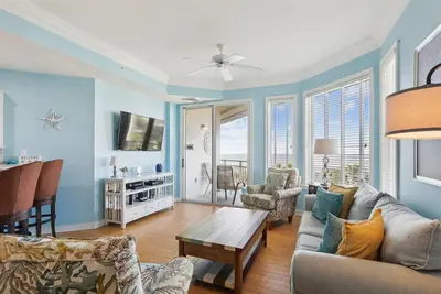 Image de 2506 SeaCrest ~ Nicely Updated 5th Floor Villa, Steps to the Beach!