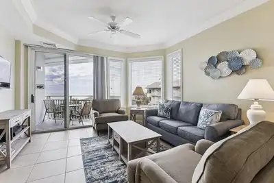 Image de 2504 SeaCrest ~ Views of the Ocean | Steps to the Beach | Onsite Pool Bar