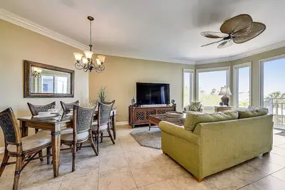 Image de 2315 SeaCrest ~ 3rd Floor Ocean View Villa, Steps to Downtown