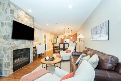 Image de Three-bedroom/three-bathroom pet-friendly residence with great in-town location