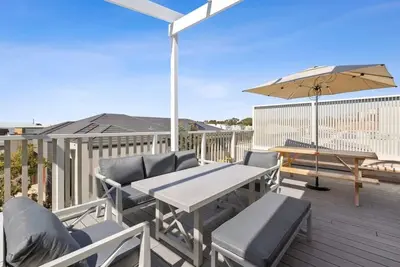 Image de Coastal Townhouse: Rooftop Terrace and Park Views