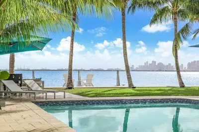 Image de Bayfront Villa: Heated Pool, Amazing Views & Beach Access!