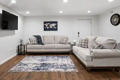 Image de Basement Guest Suite*King Bed*Wifi*Washer & Dryer