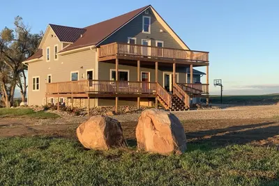 Image de 1916 renovated 8 bedroom, family-friendly home with great views