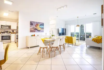 Image de Trendy Apt King Bed Adjustable Free Parking Pet Friendly Balcony