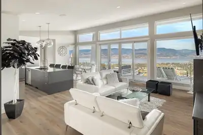 Image de Hilltop Upper Mission retreat in Kelowna: private pool, hot tub & sweeping Okanagan Lake views. Features 3 bedrooms, designer kitchen, gym space, ping pong, and two levels of outdoor living. Short drive to beaches, wineries, and downtown.