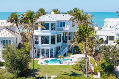 Image de Gulf to Bay Luxury! Stunning Views, Dock, Beach, Pool, Sunsets and Luxury!