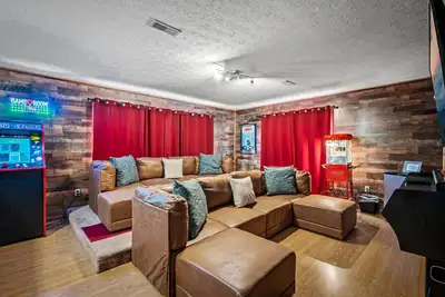 Image de Family‑Friendly Retreat: Hot Tub, Theater + Close to Attractions