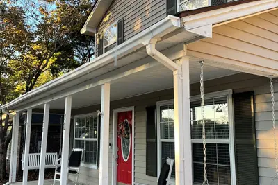 Location! Between Downtown Savannah & Tybee