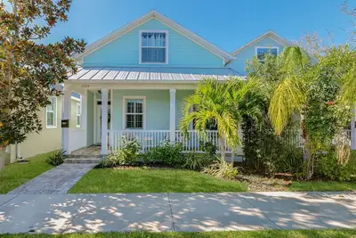 Image de \"La Belle Maison\" ♥ of Downtown/Yard/Parking+ Garage/Self Check-in