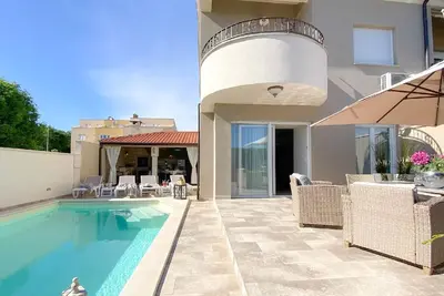 Image de Maison de vacances avec piscine privée pour 6 personnes env. 105 m²à Bužinija, Istrie (Côte ouest de l'Istrie)