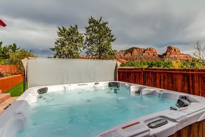 Sedona Casa Roja Red Rock Views From The Hot Tub+Deck+Hammock & Relax in the large yard!