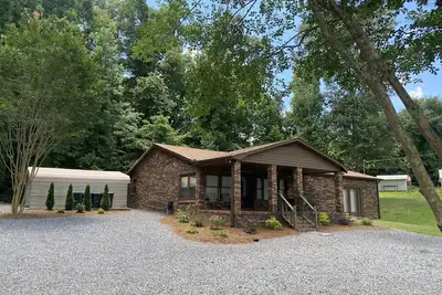 Image de Recently Renovated Home w/private boathouse on main channel of Lake Guntersville