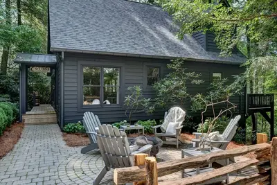 Image de Backwoods Bungalow - Private Mountain Cabin w/ Firepit