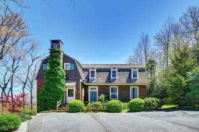 Image de Norman Ridge - In Town! Atop a hill with thoughtful decor Porch w/ Mtn Views