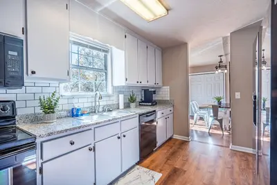 3br, Homey Getaway Overlooking Lake Lanier