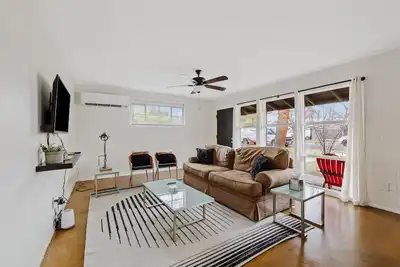 Image de Hot Tub & Golf | Pac-Man | Mill Ave Airport Asu