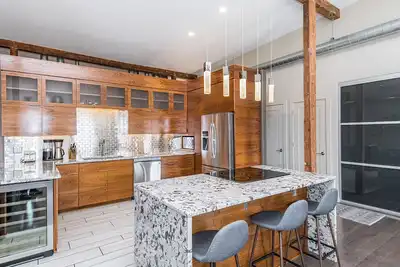 Image de Luxury 5 Bedroom 3. 5 bath Downtown Condo