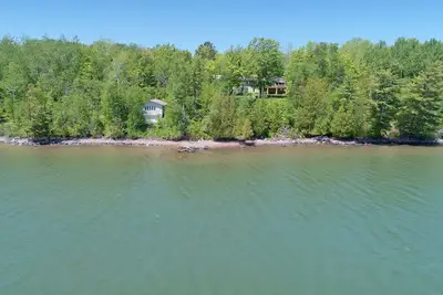 Image de Beachfront and  Lakehouse With All of the Comforts!